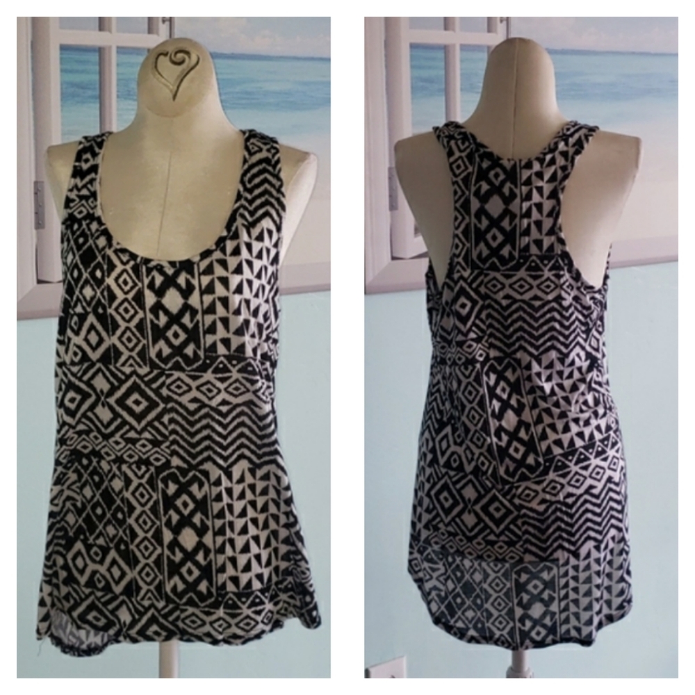 3/$25 LOVE J Black And White Tank Top/Blause
